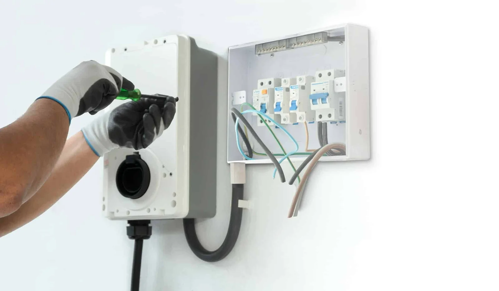 Installation electrique et borne de recharge