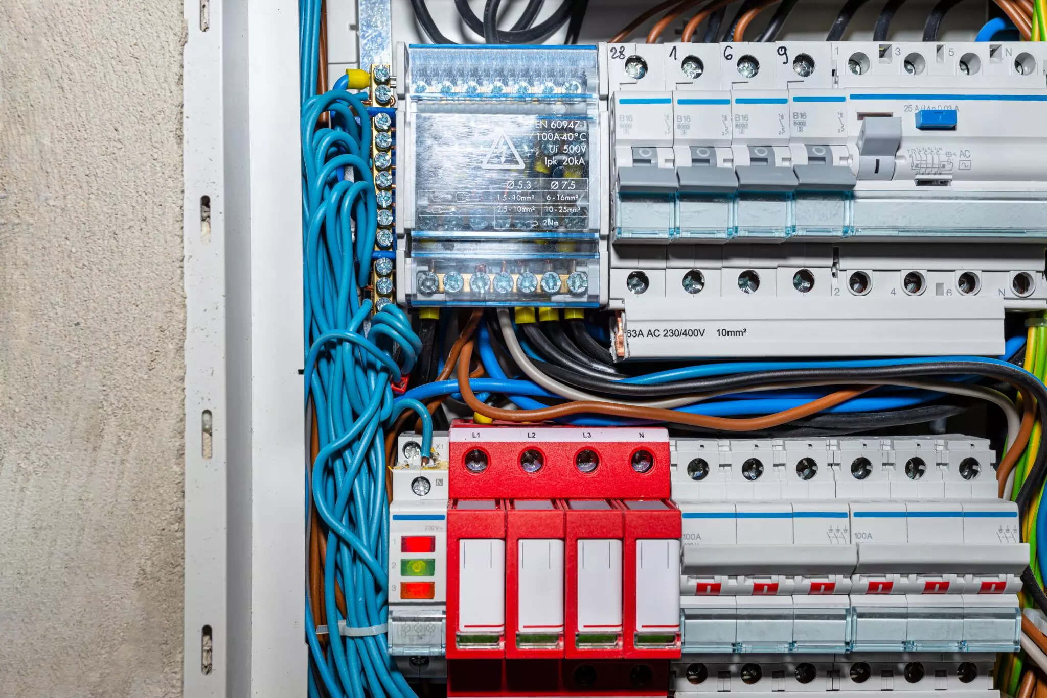 Techniciens electriciens sur site industriel