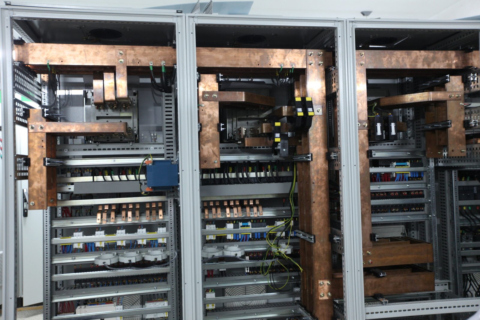 Techniciens electriciens sur site industriel