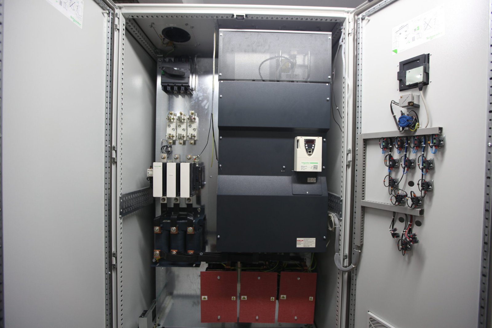 Installation electrique et borne de recharge